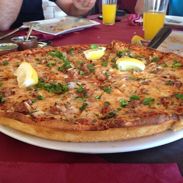 รูปภาพถ่ายที่ Roys Pizza &amp; Indian Tandoori โดย Ale R. เมื่อ 3/22/2014
