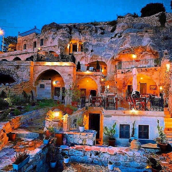 Would you stay in these caves in Cappadocia?#thecappadociahotel #kapadokya #wanderlust #travelling #travelturkey #bestvacations #holiday #viaje #Voyage #travelstoke #cappadocia #beautifulhotels