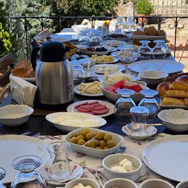 All day breakfast over to the amazing Cappadocia view✨#kapadokya #Capadocia #カッパドキア #카파도키아 #Capadócia  #travel #Каппадокия #cavehotel #travelphotography #travelphotos #kahvaltı #breakfast