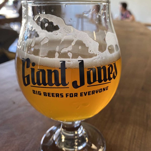 รูปภาพถ่ายที่ Giant Jones Brewing Company โดย William S. เมื่อ 6/3/2022