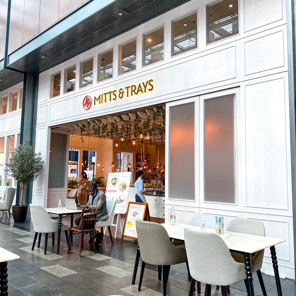 รูปภาพถ่ายที่ Mitts &amp; Trays Restaurant and Cafe โดย Alaa . เมื่อ 11/29/2021