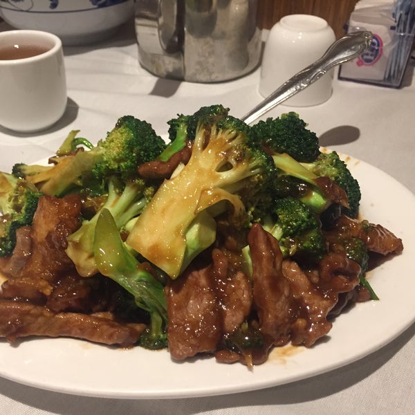 Foto scattata a Yang Chow Restaurant da Tony C. il 12/18/2016