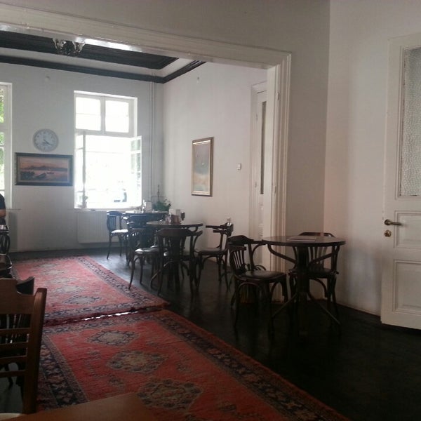 Das Foto wurde bei Sofa Restaurant &amp; Sanat Cafe von Metin I. am 6/15/2013 aufgenommen
