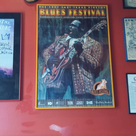 Foto tomada en Red Hot &amp; Blue  -  Barbecue, Burgers &amp; Blues  por Chris Z. el 12/19/2013