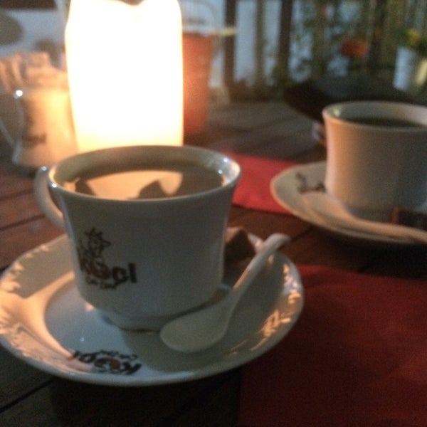 Foto scattata a Keçi Cafe da Melis Köklü il 12/8/2015