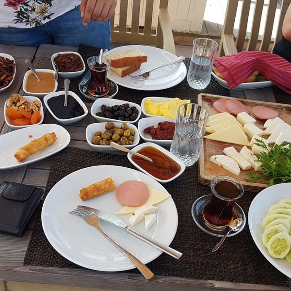 Foto diambil di Denizatı Restaurant &amp; Bar oleh Çağan pada 8/29/2018
