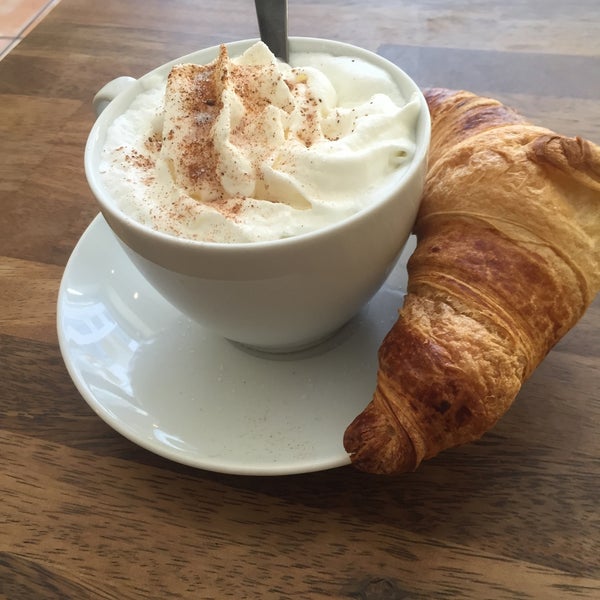 Foto tirada no(a) Latte Cafe por Ana N. em 4/20/2015