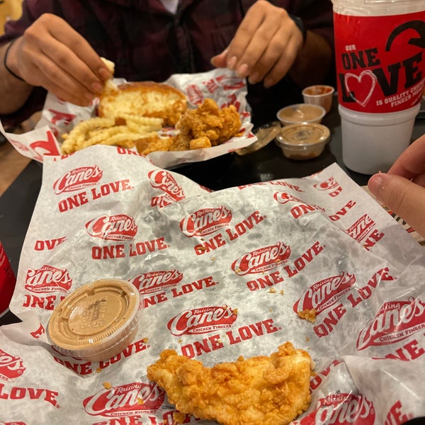 Photo taken at Raising Cane&#39;s Chicken Fingers by Moツ on 6/30/2021