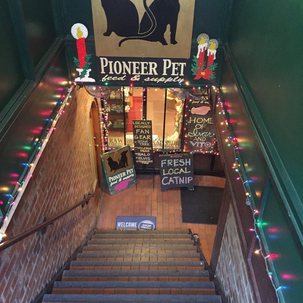 Foto diambil di Pioneer Pet Feed &amp; Supply oleh Luna A. pada 12/17/2015