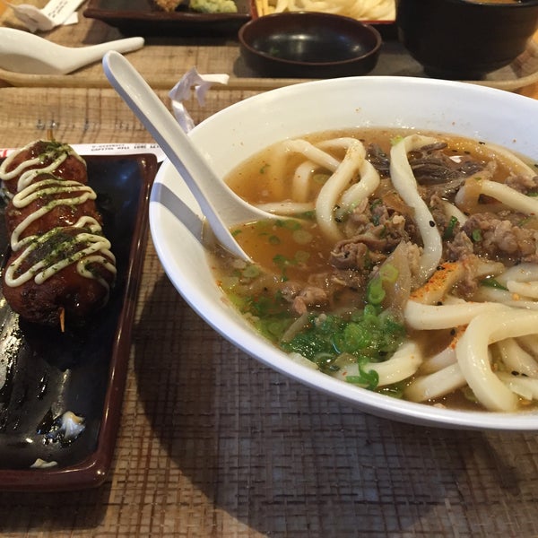 Foto tirada no(a) U:DON Fresh Japanese Noodle Station por Ching^2 ♤. em 10/28/2016