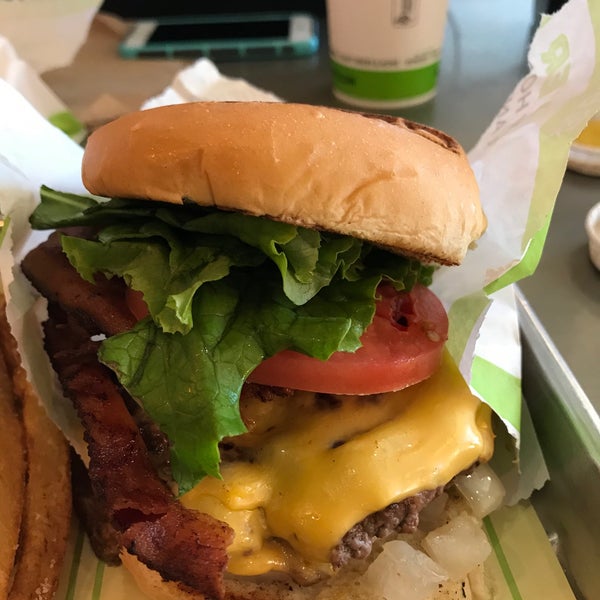Foto scattata a BurgerFi da ♰Jim K. il 12/14/2019