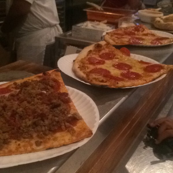 รูปภาพถ่ายที่ Greenville Avenue Pizza Company โดย Mayda A. เมื่อ 8/8/2015