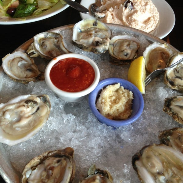 Снимок сделан в Psari Seafood Restaurant &amp; Bar пользователем Tiffany Y. 7/6/2013