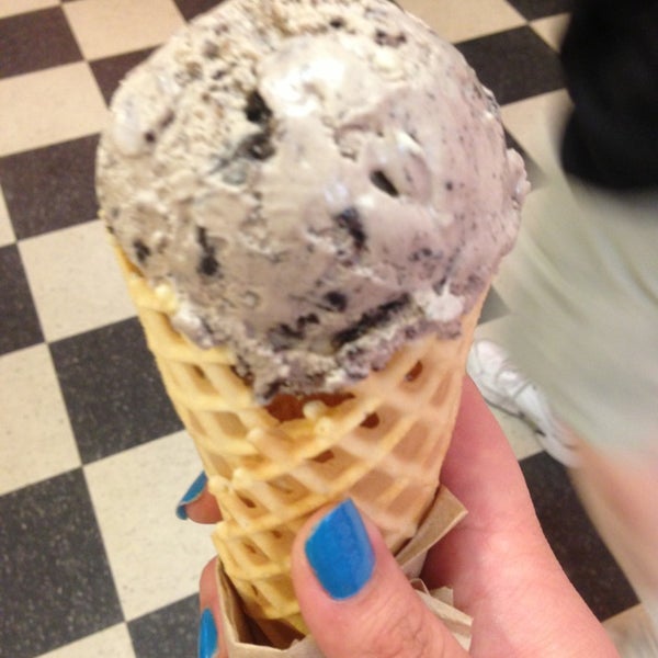 7/3/2013にKatie P.がZinger&#39;s Homemade Ice Creamで撮った写真