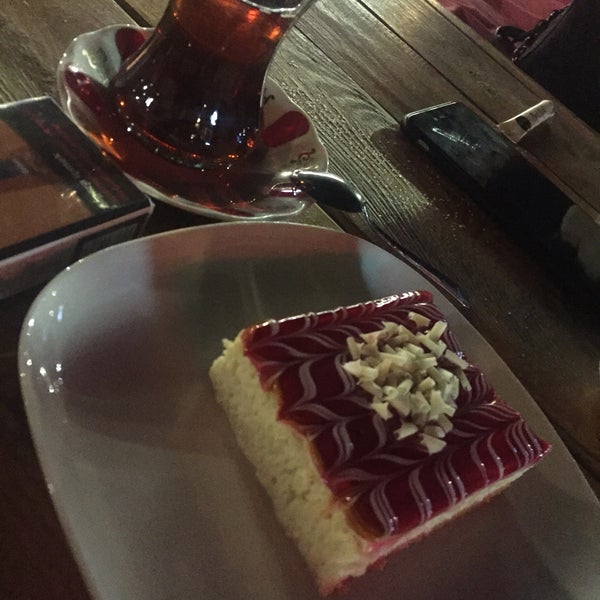 Das Foto wurde bei Karesi Cafe &amp; Restaurant von Ebru Ç. am 9/4/2018 aufgenommen