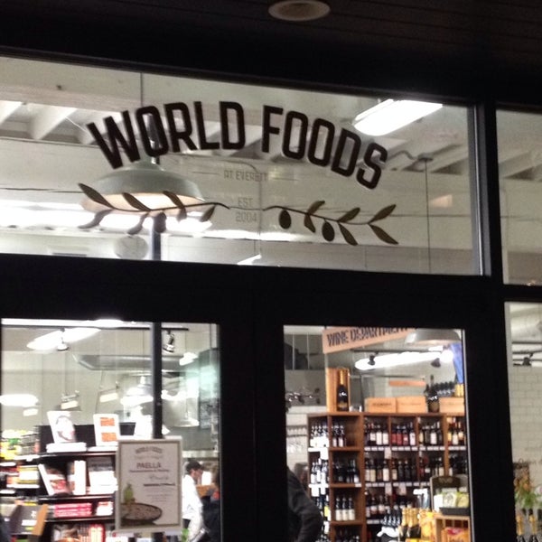 Foto tirada no(a) World Foods por Maximo em 11/19/2014