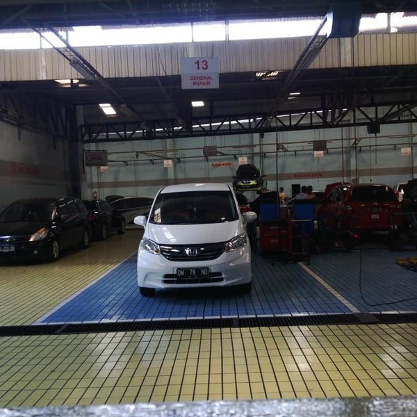 Photo taken at Honda Makassar Indah by Umhar U. on 11/29/2013
