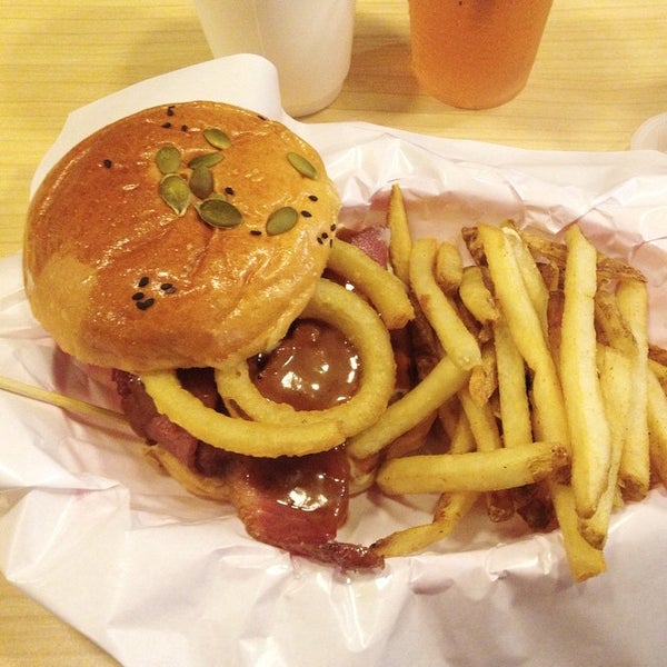 3/1/2015에 cindy님이 Burger Junkyard에서 찍은 사진