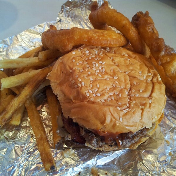 Foto tirada no(a) Z-Burger por Anthony W. em 4/19/2014