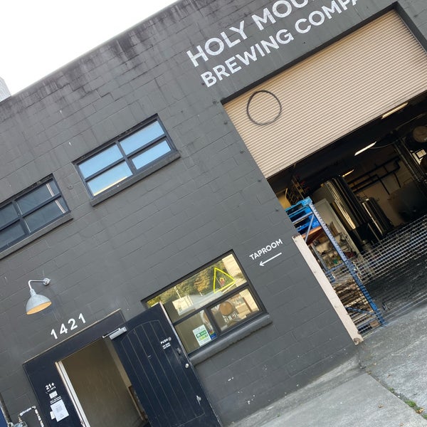 Снимок сделан в Holy Mountain Brewing Company пользователем Masatoshi H. 10/25/2022