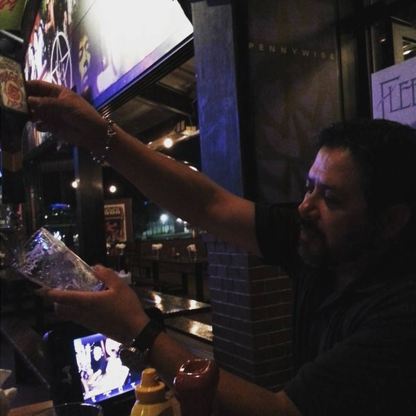 Foto tomada en Rock &amp; Brews  por victor a. el 10/26/2015