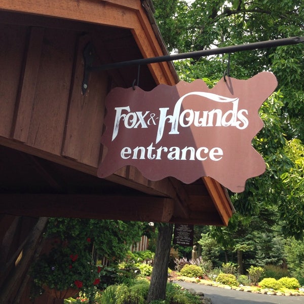 7/19/2014 tarihinde Tom F.ziyaretçi tarafından The Fox &amp; Hounds Restaurant &amp; Tavern'de çekilen fotoğraf