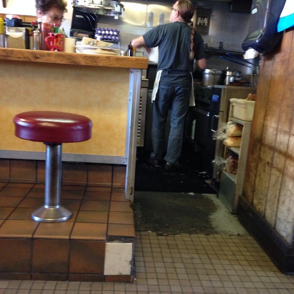 Das Foto wurde bei Chuck&#39;s Hamburgers von D L. am 4/23/2014 aufgenommen