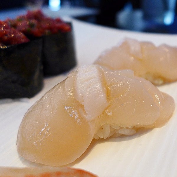 Foto scattata a Bluefin Japanese Restaurant &amp; Lounge da Malaise il 8/29/2014