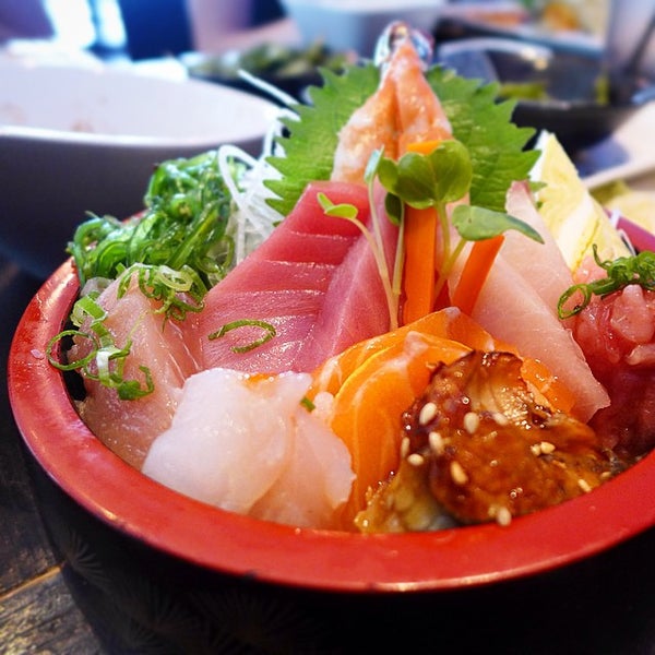 Photo prise au Bluefin Japanese Restaurant &amp; Lounge par Malaise le8/29/2014