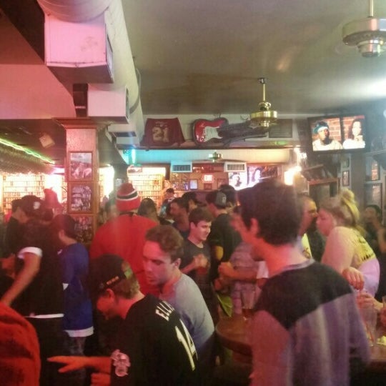 Foto tomada en Riley&#39;s Bar  por Kevin C. el 10/21/2015