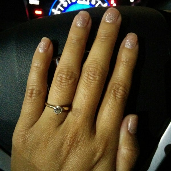 Нейлс сонник. Вк салон лори. Фирменный стиль ногтевой студии. Лак для ногтей. Лори нейлс.