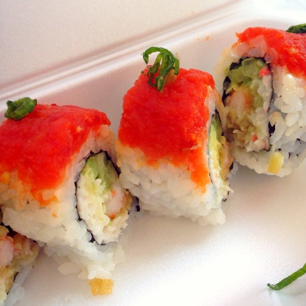 Снимок сделан в Sushi Mon Japanese Cuisine пользователем Rona A. 2/13/2014