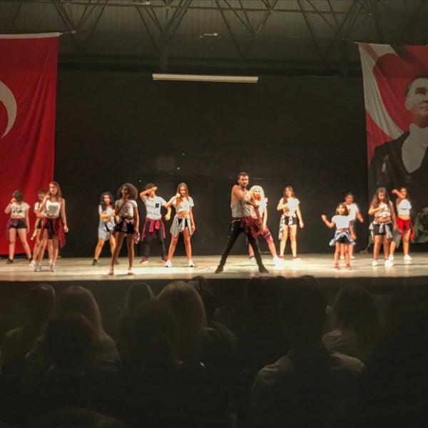 Das Foto wurde bei Bornova Ayfer Feray Açık Hava Tiyatrosu von Buse Ö. am 6/4/2017 aufgenommen