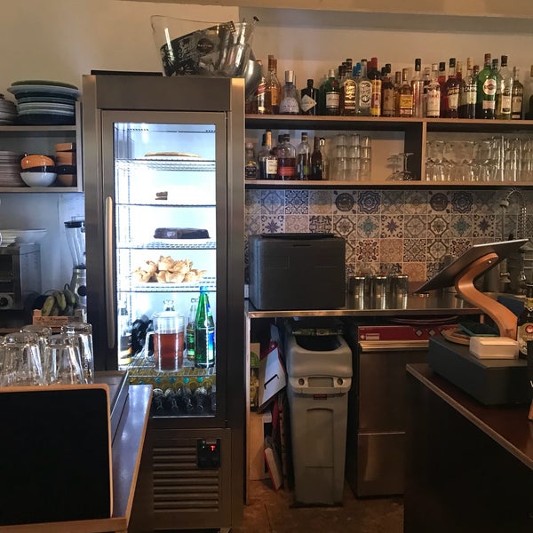 Foto tomada en Konrad Café &amp; Bar  por Kim el 5/20/2018