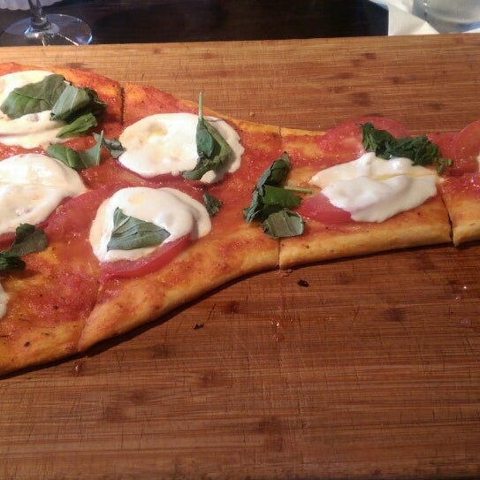 Foto scattata a Crust Pizza &amp; Wine Cafe da Mari A. il 8/1/2014