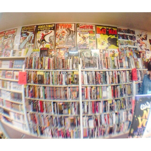 Photo prise au Dr. Comics &amp; Mr. Games par Salvador &quot;Fate&quot; S. le4/22/2014