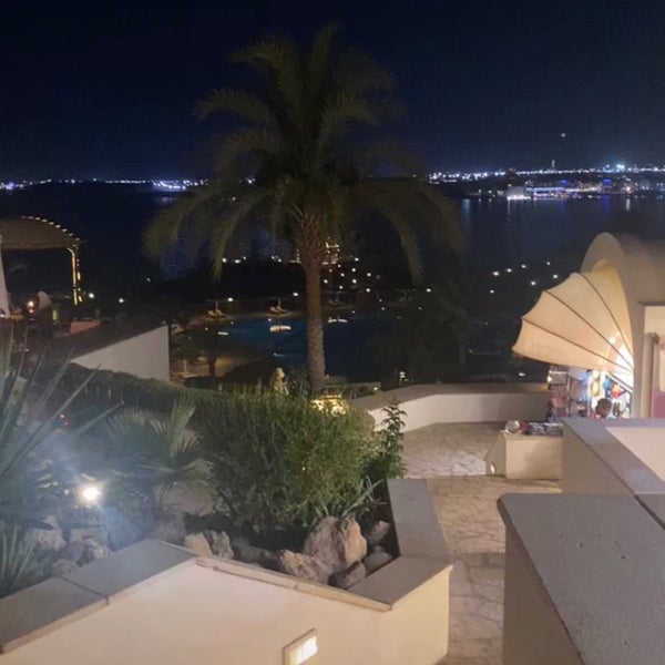 Foto tomada en Mövenpick Resort Sharm el Sheikh  por Eng.Dakheel👨🏻‍✈️🐎 el 5/30/2022