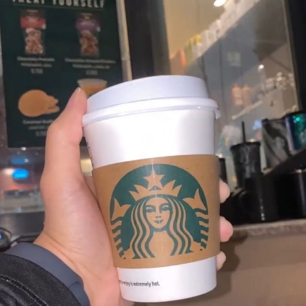 Foto diambil di Starbucks oleh Eng.Dakheel👨🏻‍✈️🐎 pada 1/13/2023