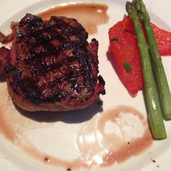 รูปภาพถ่ายที่ The Keg Steakhouse + Bar - Hamilton Mountain โดย Stella Z. เมื่อ 10/3/2013