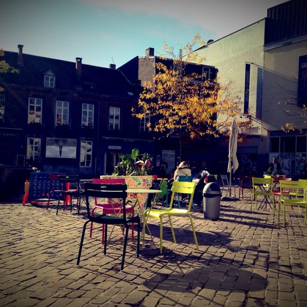 รูปภาพถ่ายที่ Place St-Etienne โดย Emilie V. เมื่อ 10/10/2013