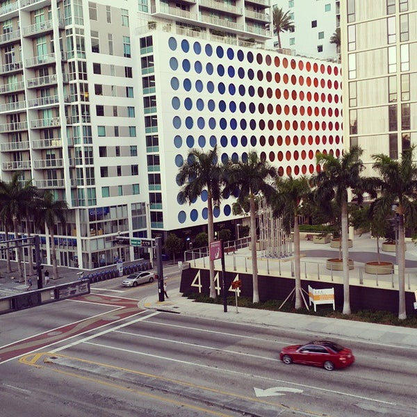 Снимок сделан в Viceroy Miami Hotel Pool пользователем Jay M. 4/6/2015