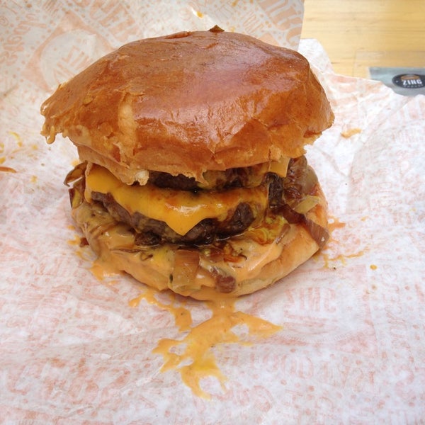 รูปภาพถ่ายที่ Zing Burger โดย Soni เมื่อ 9/16/2013