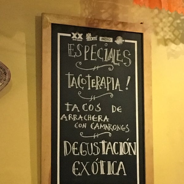 Foto diambil di La Casa de los Tacos oleh Ernesto N. pada 1/3/2019