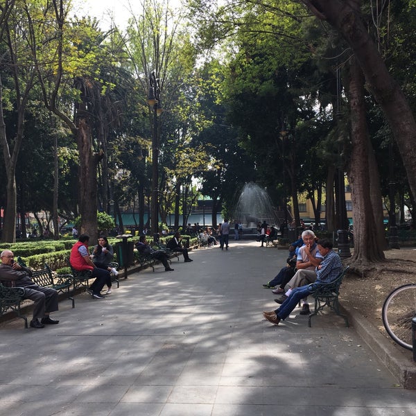 Foto diambil di Jardín Centenario oleh Ernesto N. pada 1/3/2019