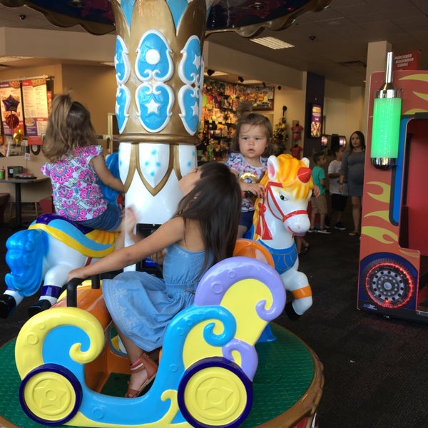 Chuck E. Cheese Restaurant in Crystal Lake
