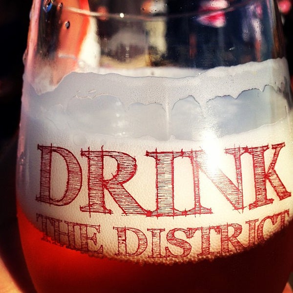 รูปภาพถ่ายที่ Drink the District โดย Kenneth W. เมื่อ 6/29/2013