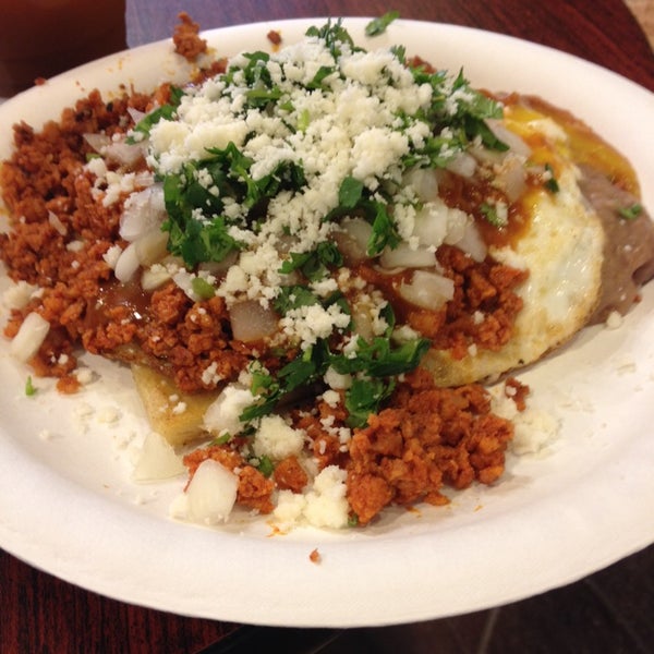 Das Foto wurde bei Los Agaves Mexican Street Food von Celine C. am 11/4/2013 aufgenommen