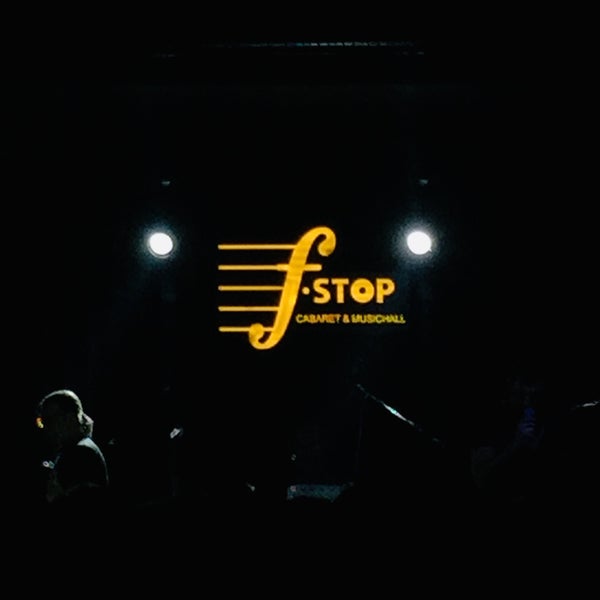 Foto tomada en F Stop Cabaret &amp; Musichall  por Ahmet E. el 5/28/2022