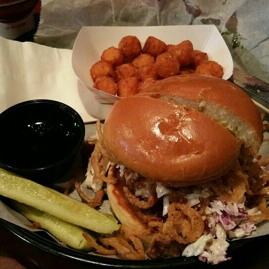 รูปภาพถ่ายที่ Kickstand Burgers -n- Bar โดย Gadget G. เมื่อ 11/29/2015