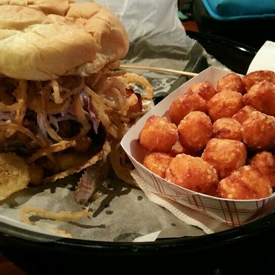 รูปภาพถ่ายที่ Kickstand Burgers -n- Bar โดย Gadget G. เมื่อ 11/3/2015